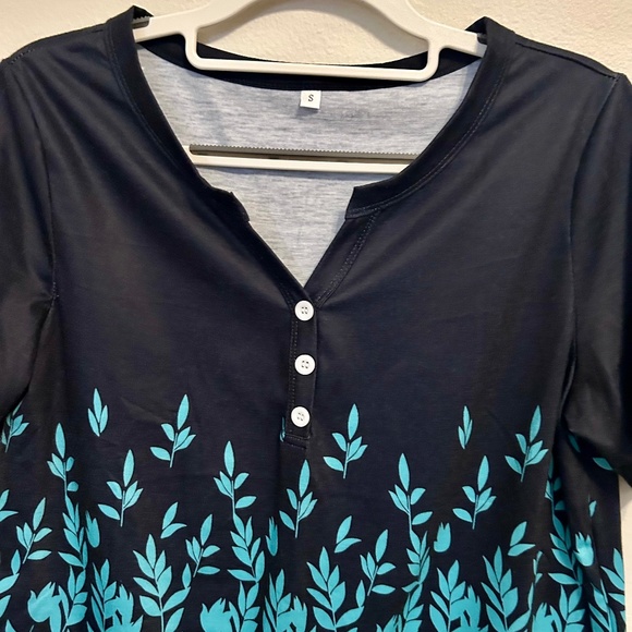 Women’s Loose Fitting Black and Green Tee, Size Small - Picture 2 of 7